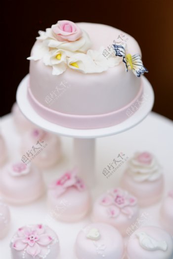 粉色奶油婚礼蛋糕图片