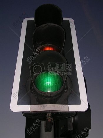 交通灯是绿色