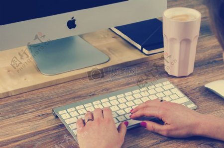 女人咖啡苹果键盘桌面工作场所