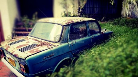 废旧的金属汽车