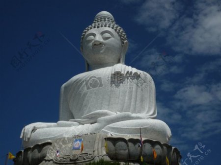 一座巨大的佛雕像