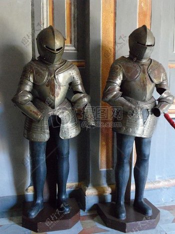 中世纪的金属盔甲