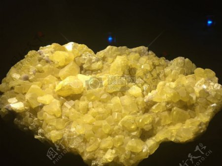 黄色的天然矿石