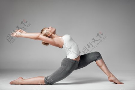 练瑜伽美女图片