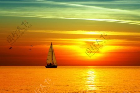 海夕阳小船风帆明亮壁纸