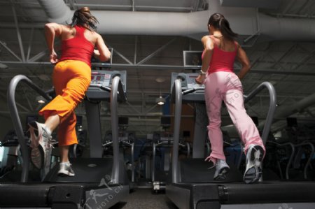 跑步健身的女性运动员高清图片