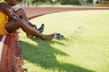 休息的黑人运动员高清图片