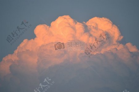 天空中巨大的蘑菇云