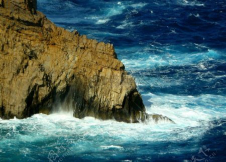 海中的褐色岩石