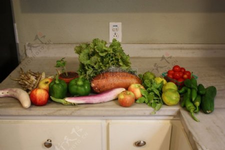 橱柜上的各种各样的绿色蔬菜