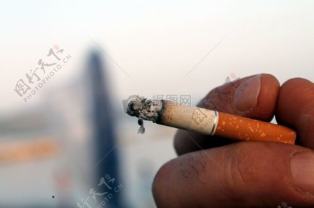 手指夹着香烟