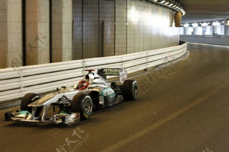 隧道中的赛车图片