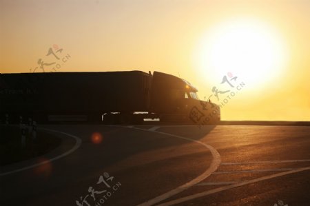 夕阳下行驶的货车图片