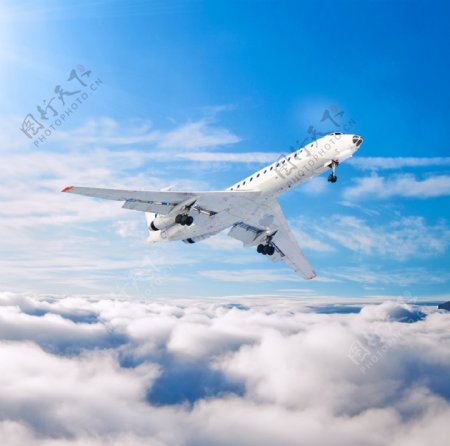 云层中的飞机图片