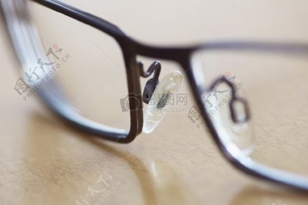 桌子上的眼镜