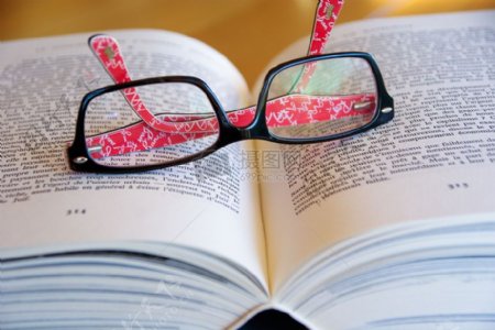 书籍上的眼镜