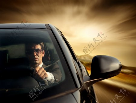 开车的成功男人图片
