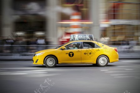 行驶的出租车图片