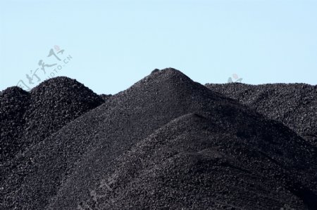 堆积如山的煤炭摄影图片