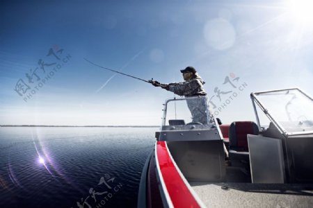 轮船上钓鱼的男人图片