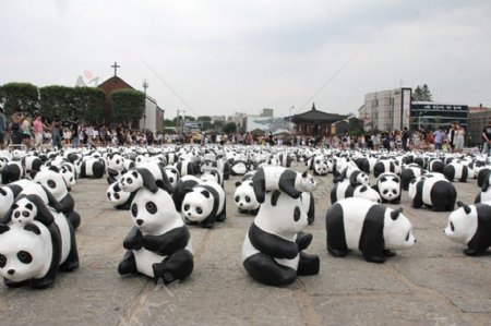 广场上的熊猫雕塑