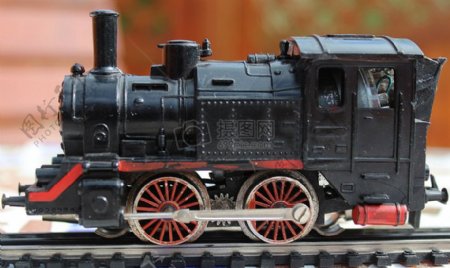 轨道上的黑色复古火车模型