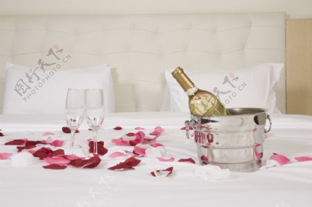 床上的花瓣与香槟