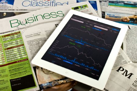 平板电脑与报纸图片