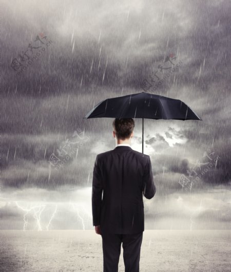 雨中撑着伞的男人图片