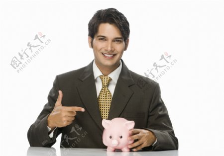 男人与小猪存钱罐图片