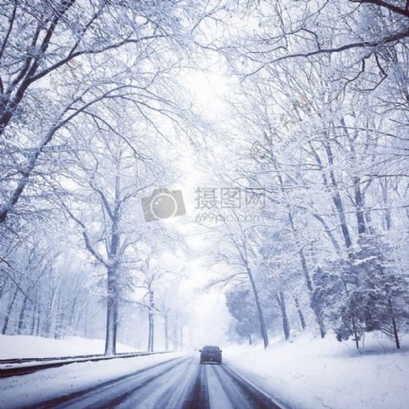 雪地里的车道