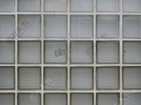 白色方格的玻璃墙