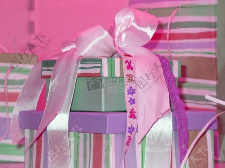 粉色的礼物包装纸