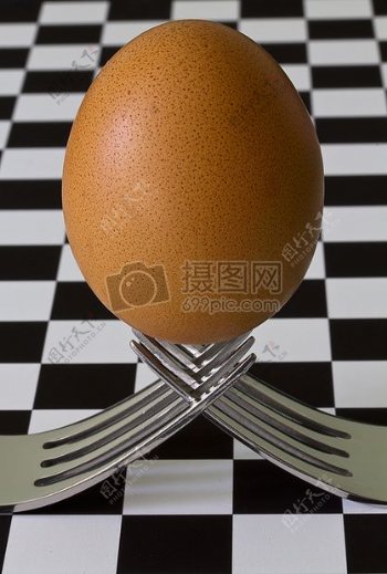 交叉刀叉上的鸡蛋