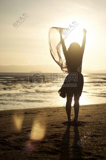 海日落人沙滩沙滩女人海洋夏天日出侧影快乐瑜伽