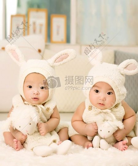 2婴儿穿白色头饰白执白毛绒玩具
