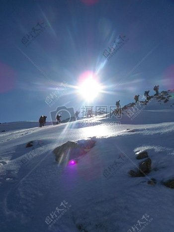 阳光下的雪景和登山队员