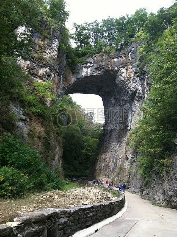 岩石桥洞下的道路