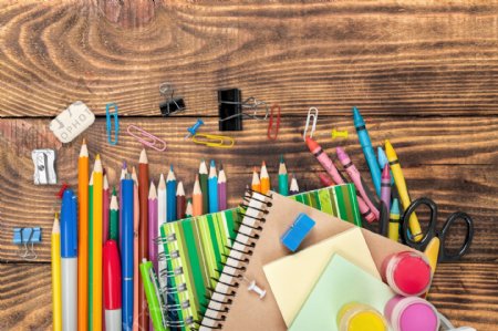 木板的彩色铅笔和本子