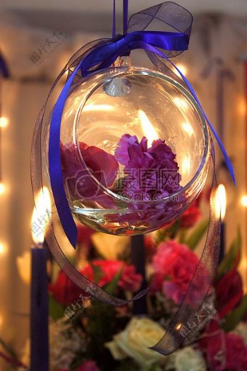 室内挂着的玻璃瓶子和花朵