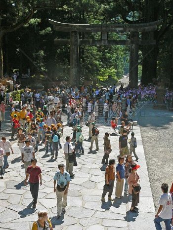 人群中日本托里神社turists