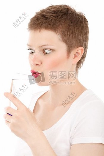 正在喝水的女人