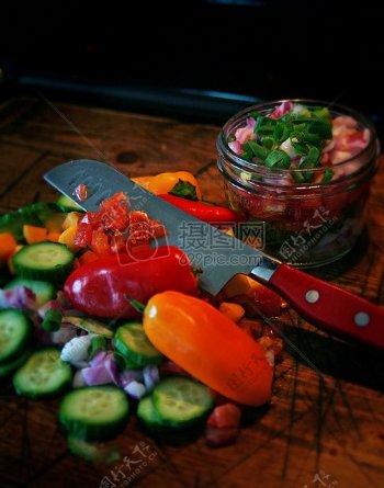 厨房里切好的有机蔬菜