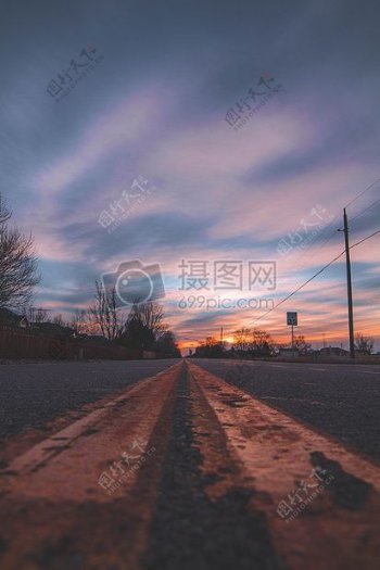 日落景在棕色和黑色路面公路
