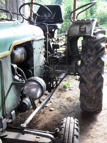 一辆农用的拖拉机