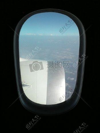 透过飞机窗口看到的云