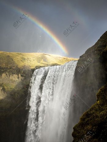 瀑布风景彩虹下