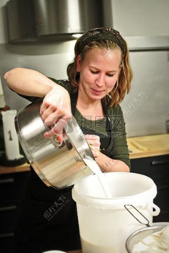 一个女人在厨房里做饭