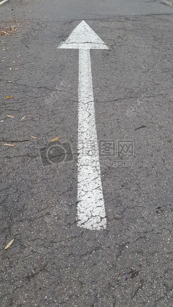 箭头道路标记支柱盾道路建设交通标志路标路牌