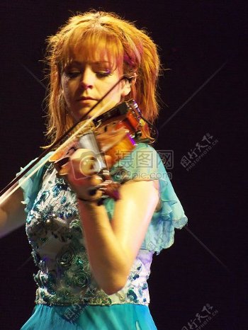 一个女孩演奏小提琴